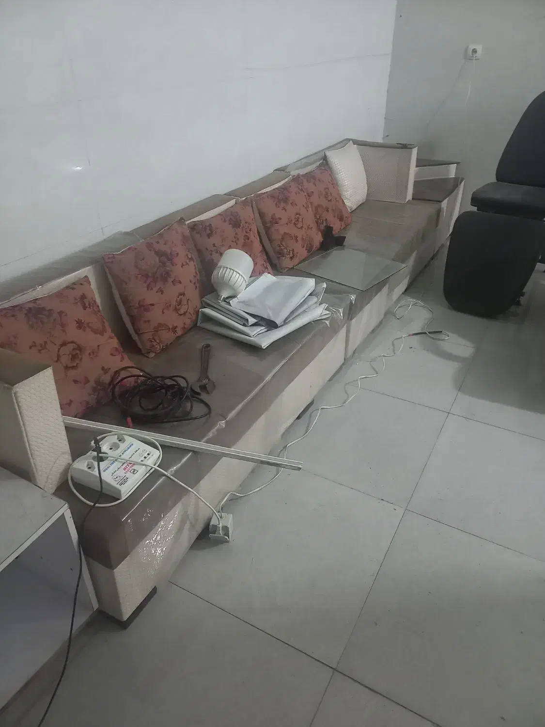 تعدادی وسایل آرایشگاه زنانه فروشی|آرایشگاه و سالن‌های زیبایی|سنندج, |دیوار