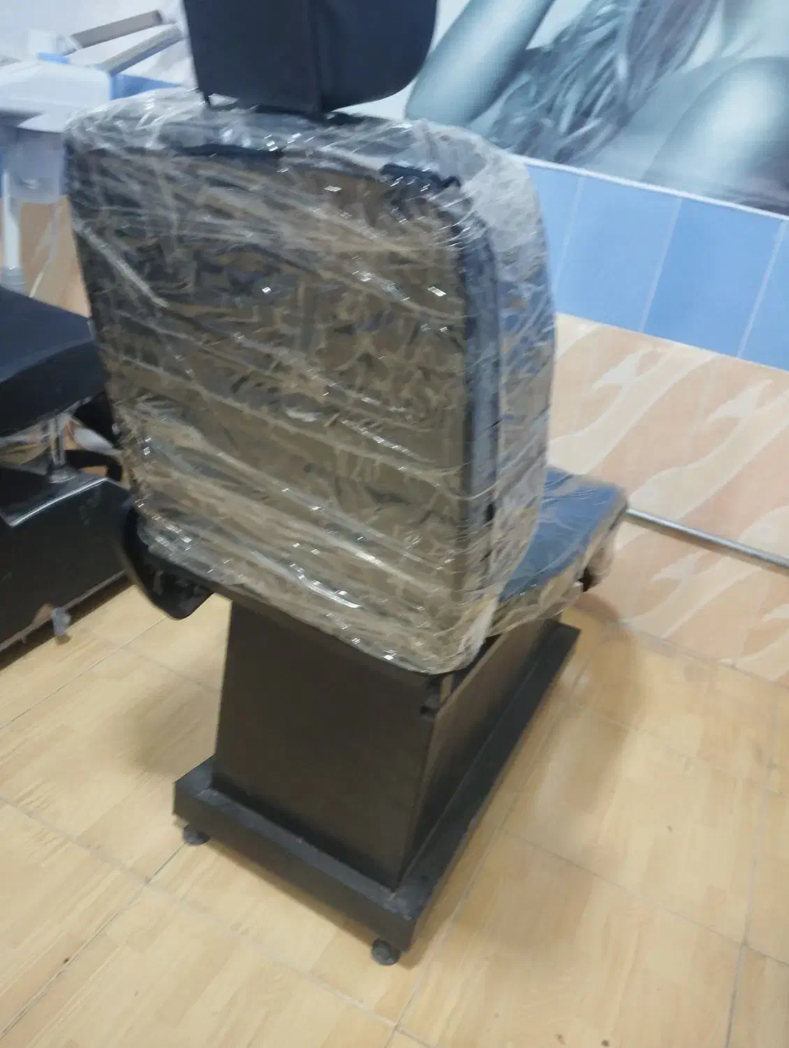 آینه قدی و صندلی اصلاح|آرایشگاه و سالنهای زیبایی|اردبیل, |دیوار