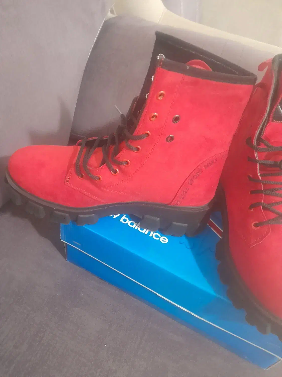 پوتین قرمز|کیف، کفش، کمربند|تبریز, |دیوار