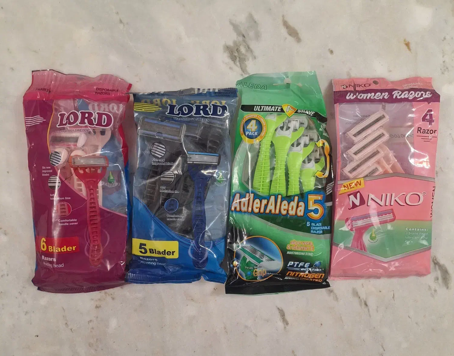 انواع خودتراش(ژیلت های ۵،۶تیغ و۳تیغ)باقیمت مناسب|آرایشی، بهداشتی، درمانی|سراب, |دیوار