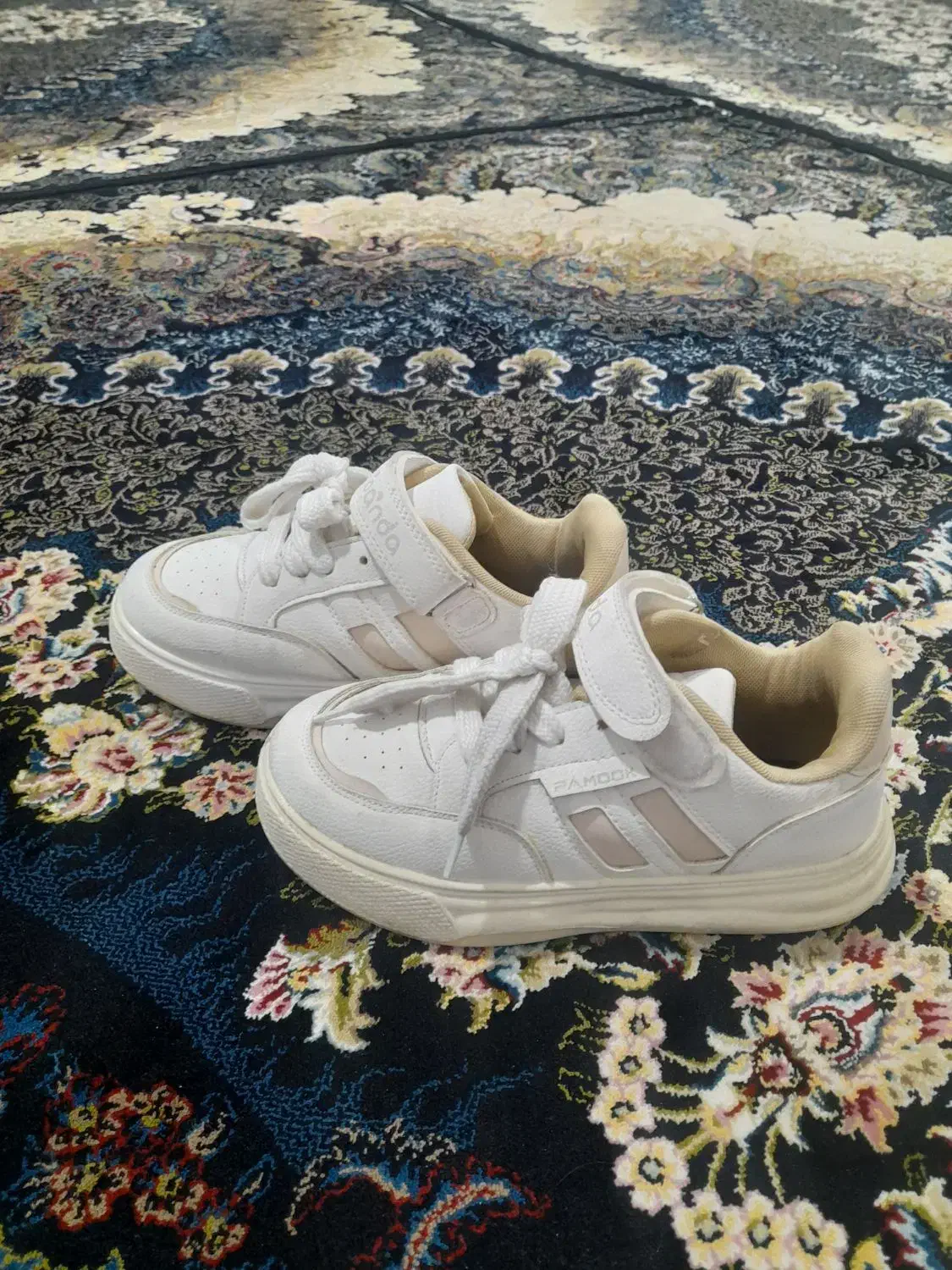 بوفه تزئینی. کفش اسپرت بچگانه|بوفه، ویترین، کنسول|چاهک, |دیوار