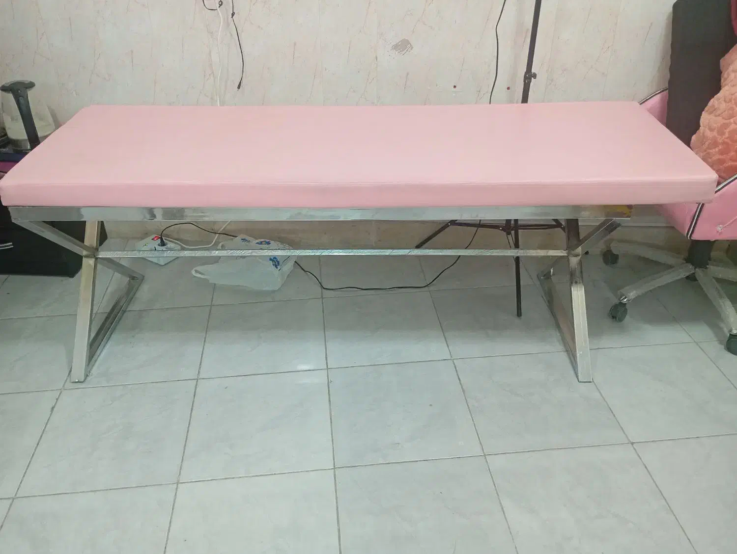 تخت اپیلاسیون و صندلی آرایشگاه|آرایشگاه و سالنهای زیبایی|بروجن, |دیوار