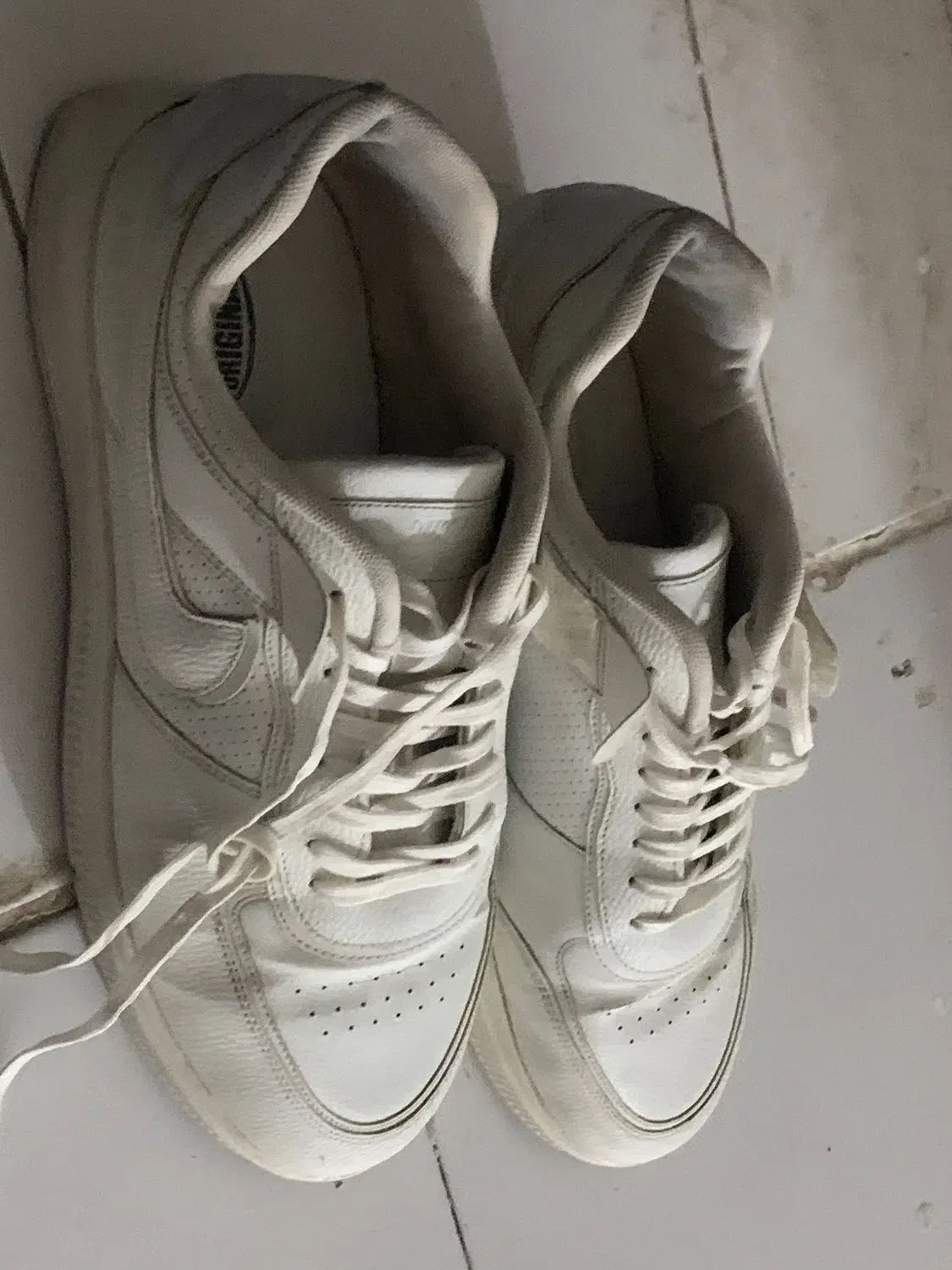 کفش|کیف، کفش، کمربند|صومعه‌سرا, |دیوار