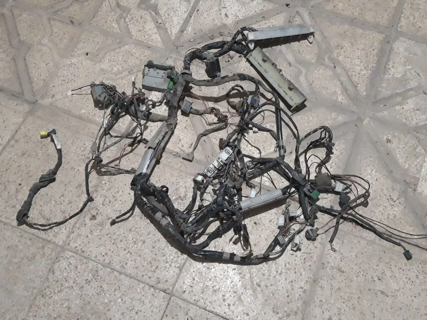 سیم کشی داخل  اتاق ایسوزو ۶تن|قطعات یدکی و لوازم جانبی|بجنورد, |دیوار