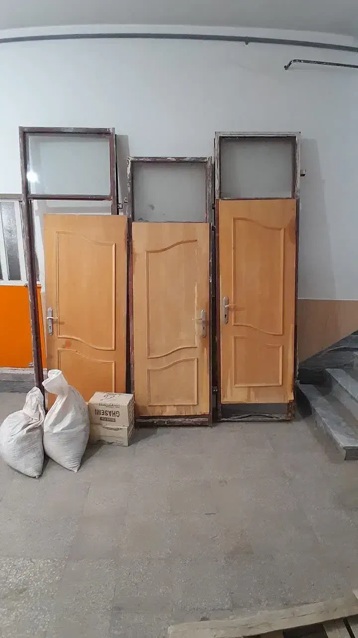 پنجره آهنی و در چوبی|مصالح و تجهیزات ساختمان|بروجرد, |دیوار