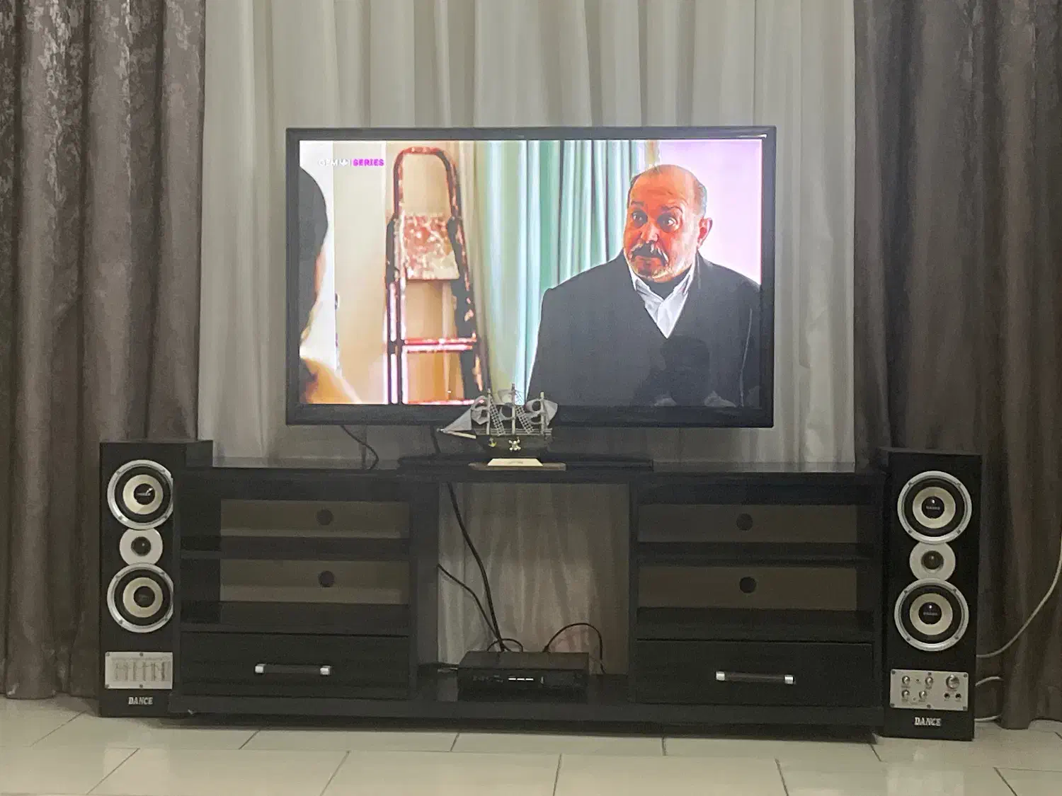 تلویزیون ۴۲ سامسونگ|تلویزیون و پروژکتور|ری, علایین|دیوار