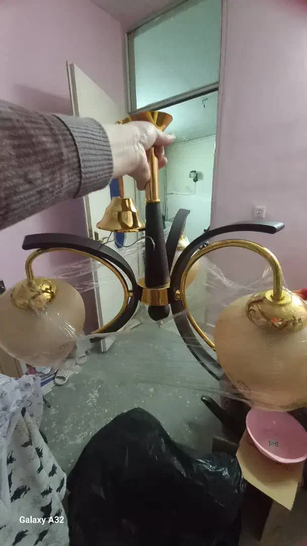 لوستر ۳شاخه کاملا سالم|لوستر و چراغ آویز|کرج, حصار|دیوار