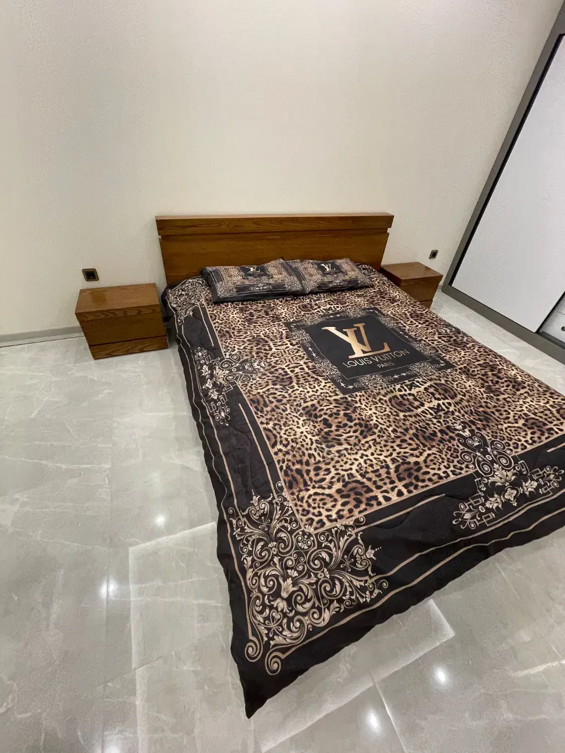 تخت دونفره کاملا سالم همراه روتختی ودوعدد پاتختی|تخت و سرویس خواب|کرج, گوهردشت|دیوار