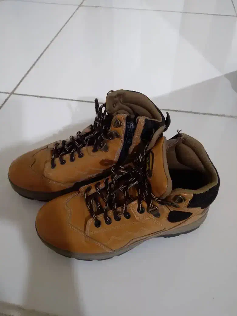 نیم پوتین سایز ۳۸|کیف، کفش، کمربند|سنندج, |دیوار