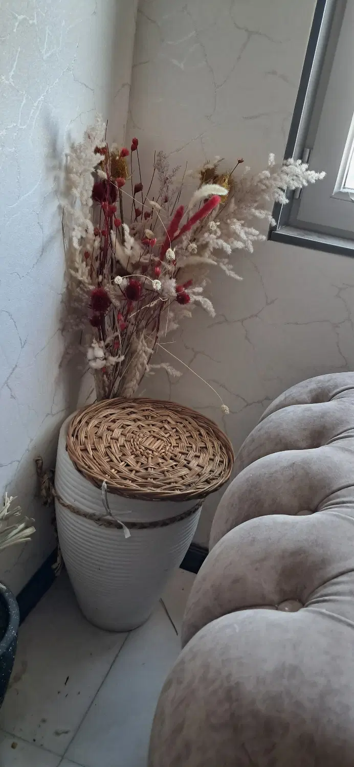 گلدان سفالی کاملا سالم همراه با گلهای داخل|صنایع دستی و سایر لوازم تزئینی|تهران, شهرک چیتگر|دیوار