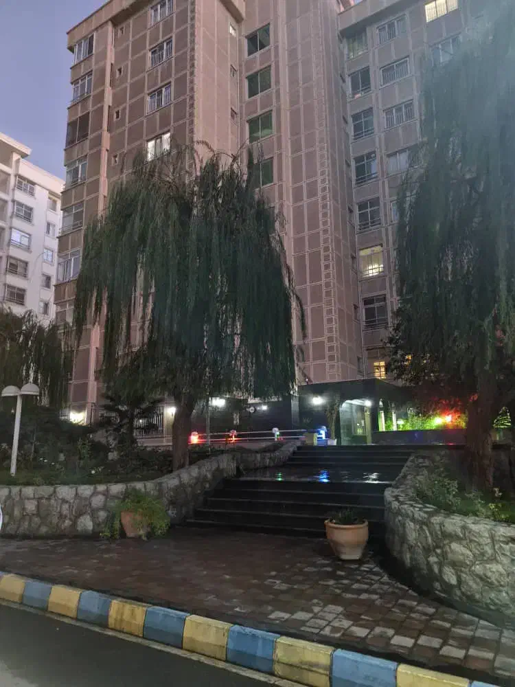 شهرک غرب۱۳۰متر۲خواب(مجتمع مسکونی ارغوان)|فروش آپارتمان|تهران, درختی|دیوار