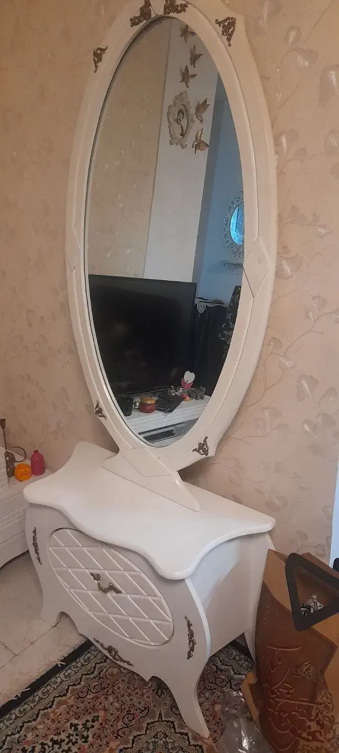 آینه قدی به همراه میز|مبلمان خانگی و میز عسلی|پرند, فاز ۶|دیوار