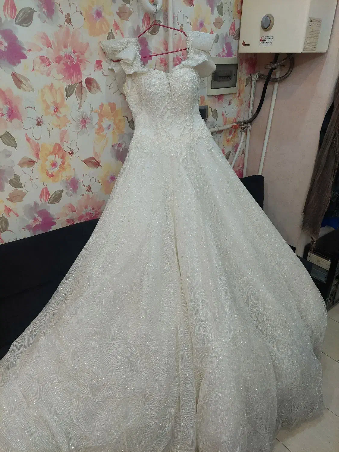 لباس عروس|لباس|لاهیجان, شهید آوینی|دیوار