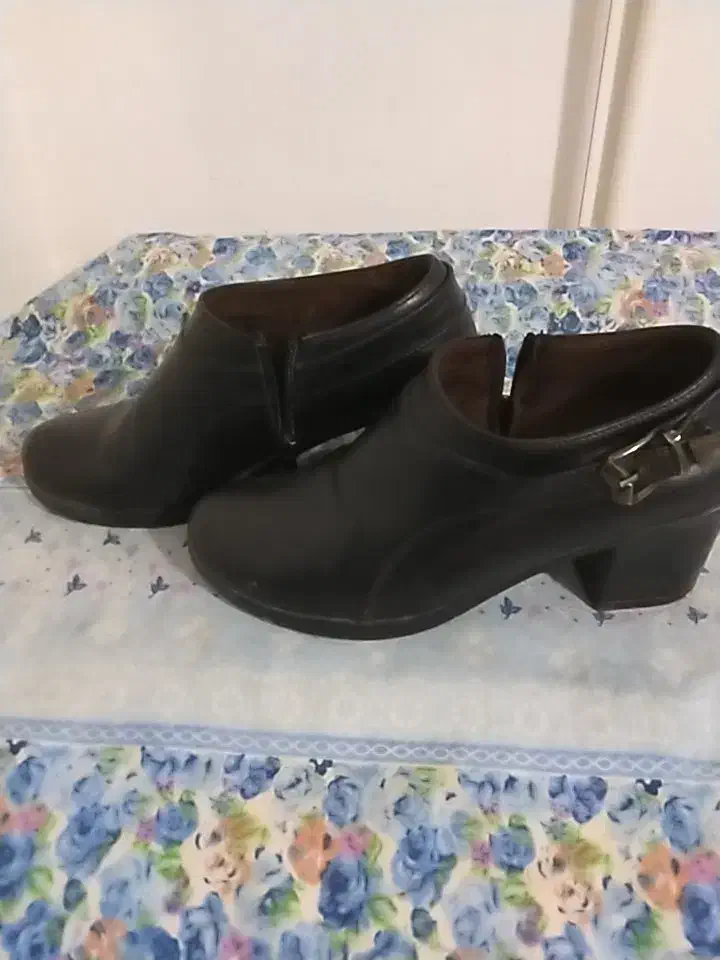 یک جفت کفش و کاپشن|لباس|بانه, |دیوار