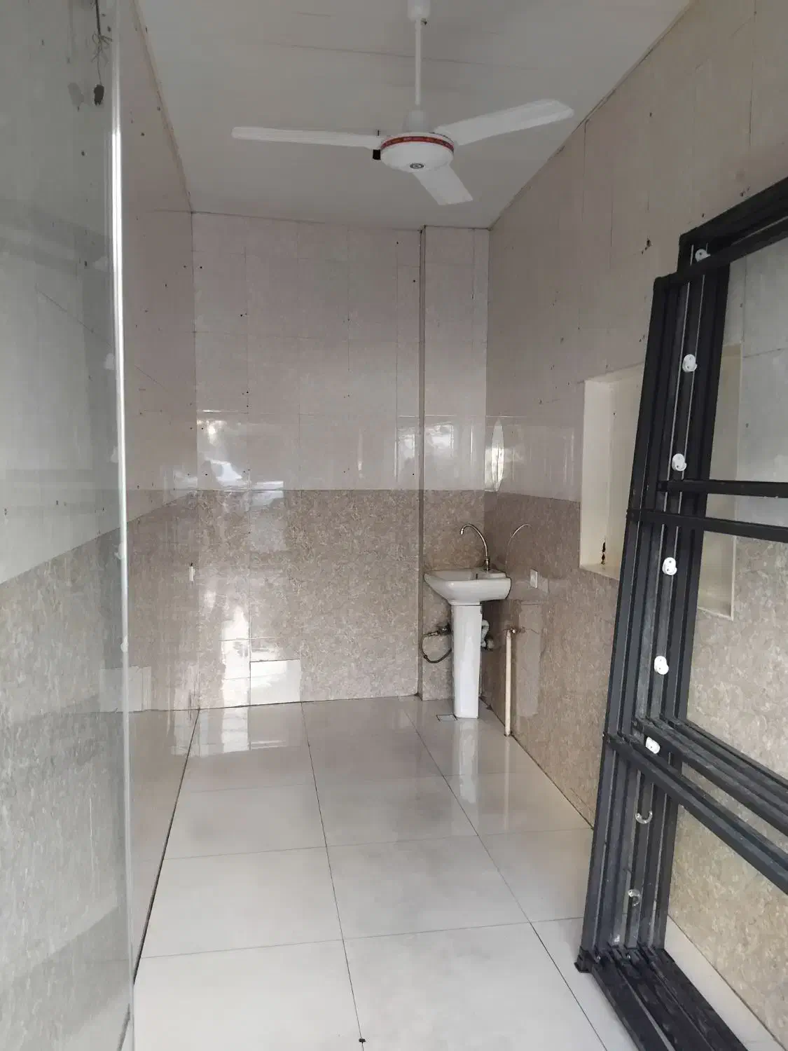 اجاره ۱۰ متر مغازه بر خیابان هاشمی-آب/برق/گاز/تلفن|اجارهٔ مغازه و غرفه|تهران, جیحون|دیوار