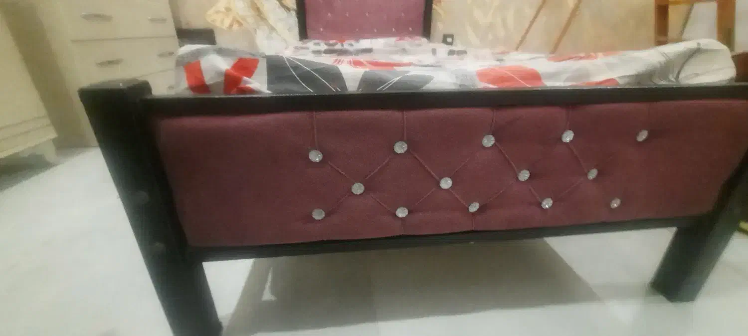 تخت خواب یک نفره سالم وبربست|تخت و سرویس خواب|یزد, |دیوار