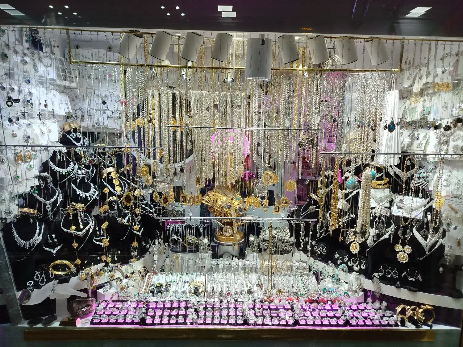 گالری نقره و جواهرات یوتاب نامی آشناست|جواهرات|بروجرد, |دیوار