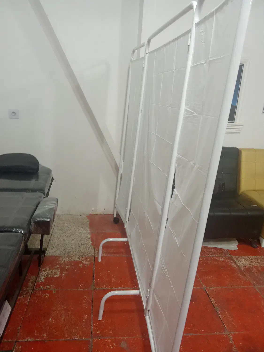 وتخت تتوواپلاسیون با پاروان|آرایشگاه و سالنهای زیبایی|بم, |دیوار