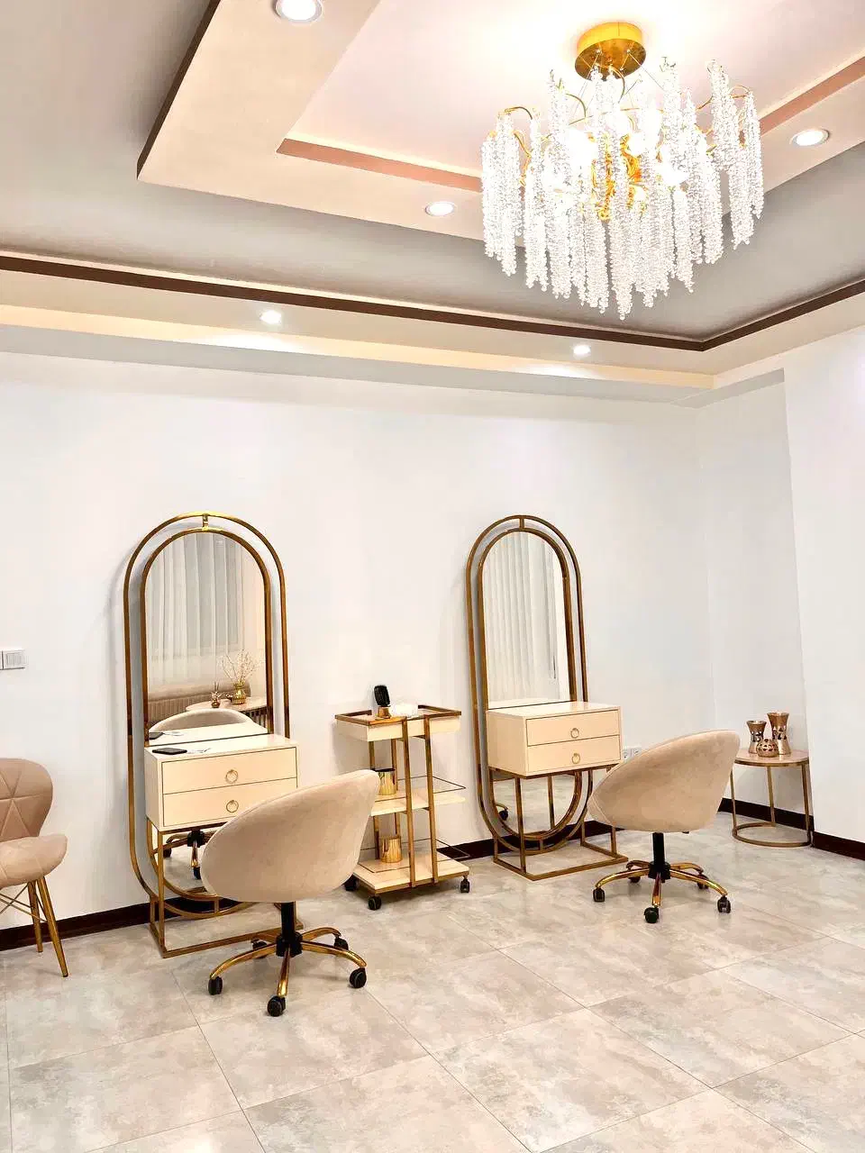 همکاری با لاین های زیبایی در سالنی لوکسو وسیع|خدمات آرایشگری و زیبایی|رشت, معلم|دیوار