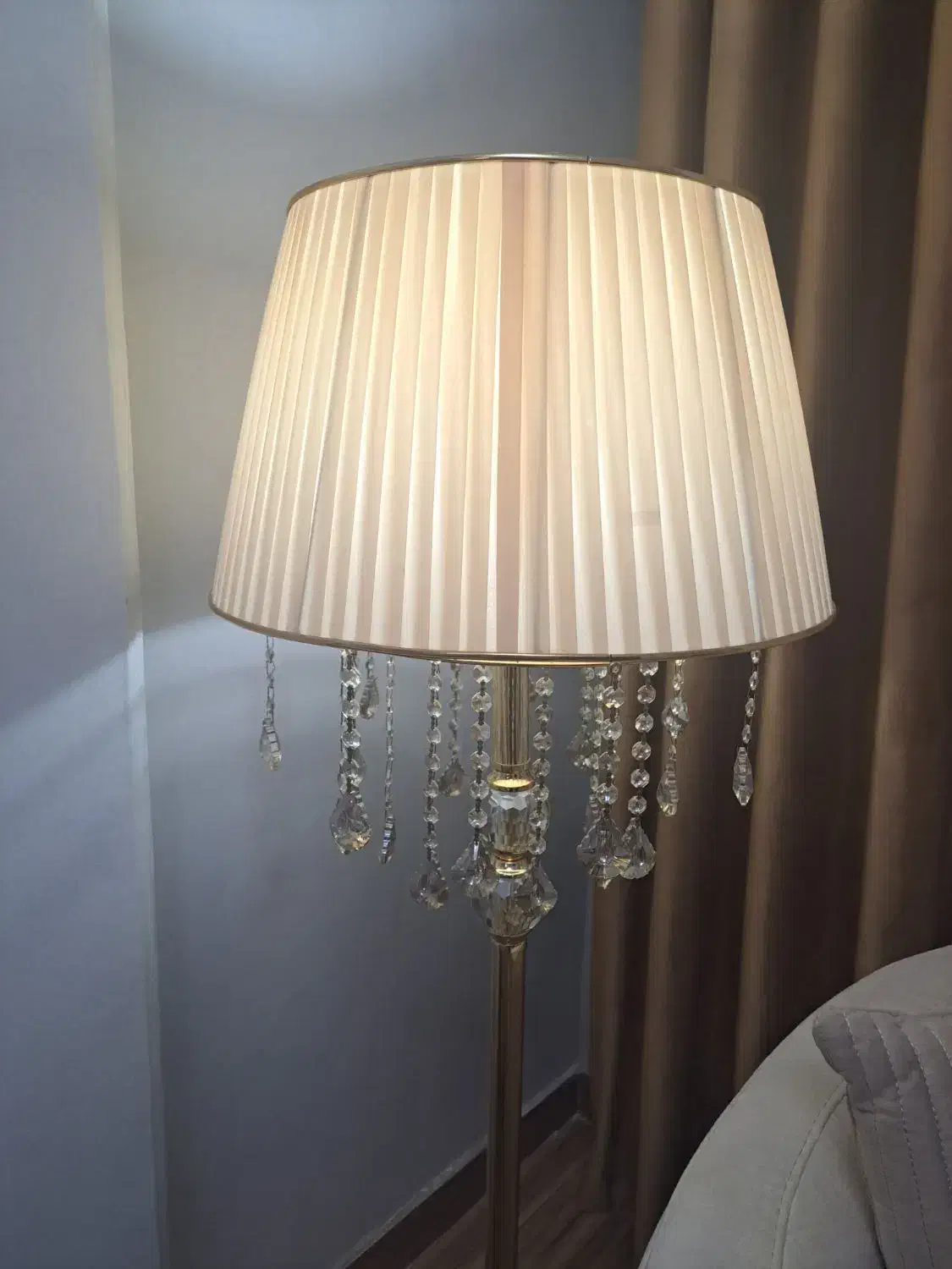 آباژور قدی سالنی|چراغ خواب و آباژور|رشت, نیکمرام|دیوار