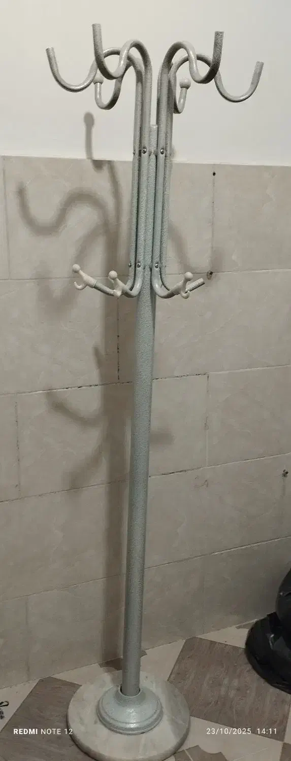 صندلی .میز .چوب لباسی .و تخت خواب|مبلمان خانگی و میز عسلی|زبرخان, |دیوار