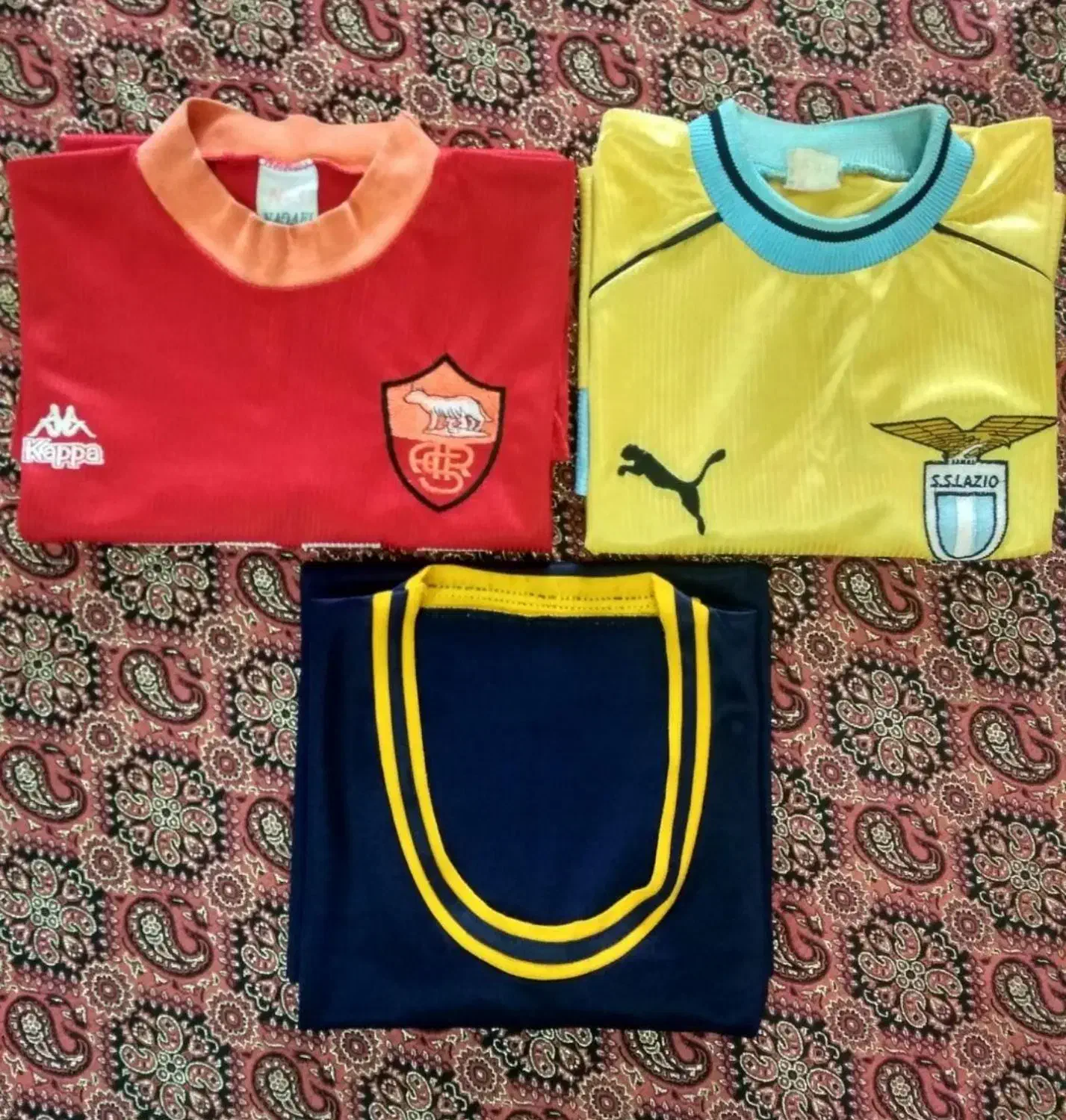 تعدادی لباس|لباس|لنگرود, |دیوار