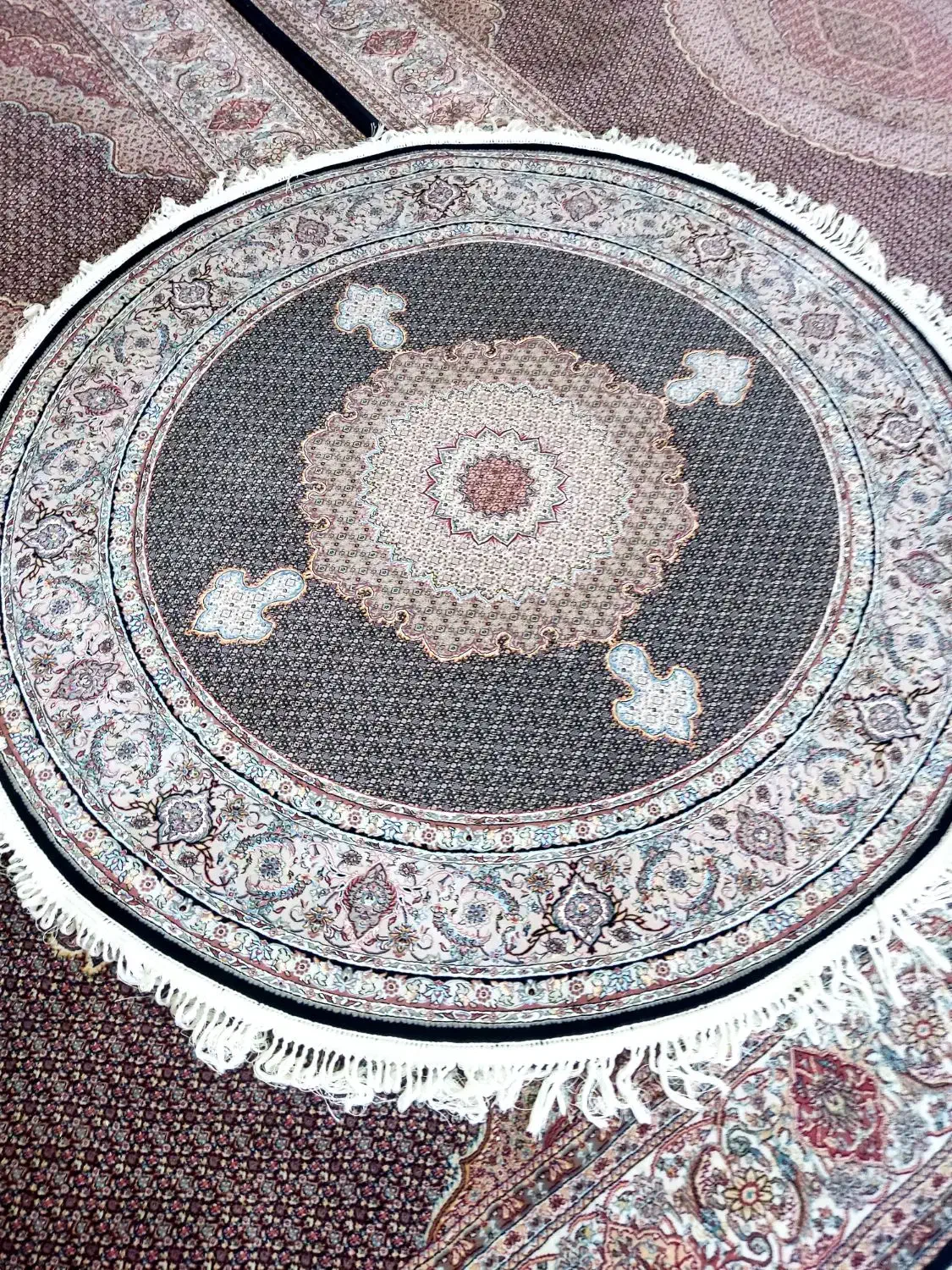 یک تخته فرش ماهی ۱۲۰۰شانه تراکم ۳۶۰۰ در حد نو|فرش|تبریز, |دیوار