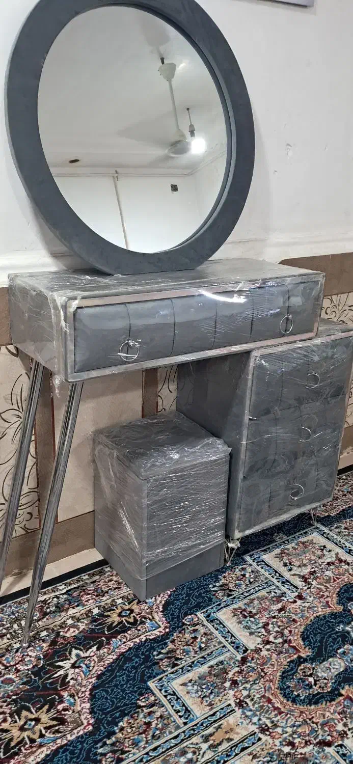 میزارایشی باایینه وصندلی|تخت و سرویس خواب|اهواز, زرگان|دیوار