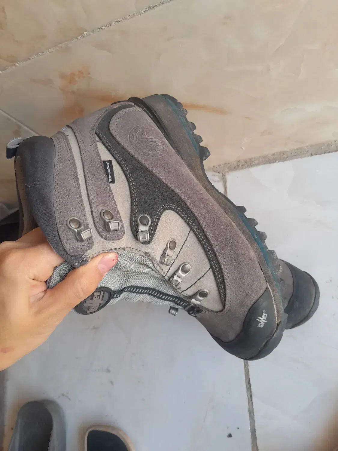 کفش کوهنوردی در حد نو|کیف، کفش، کمربند|بومهن, |دیوار