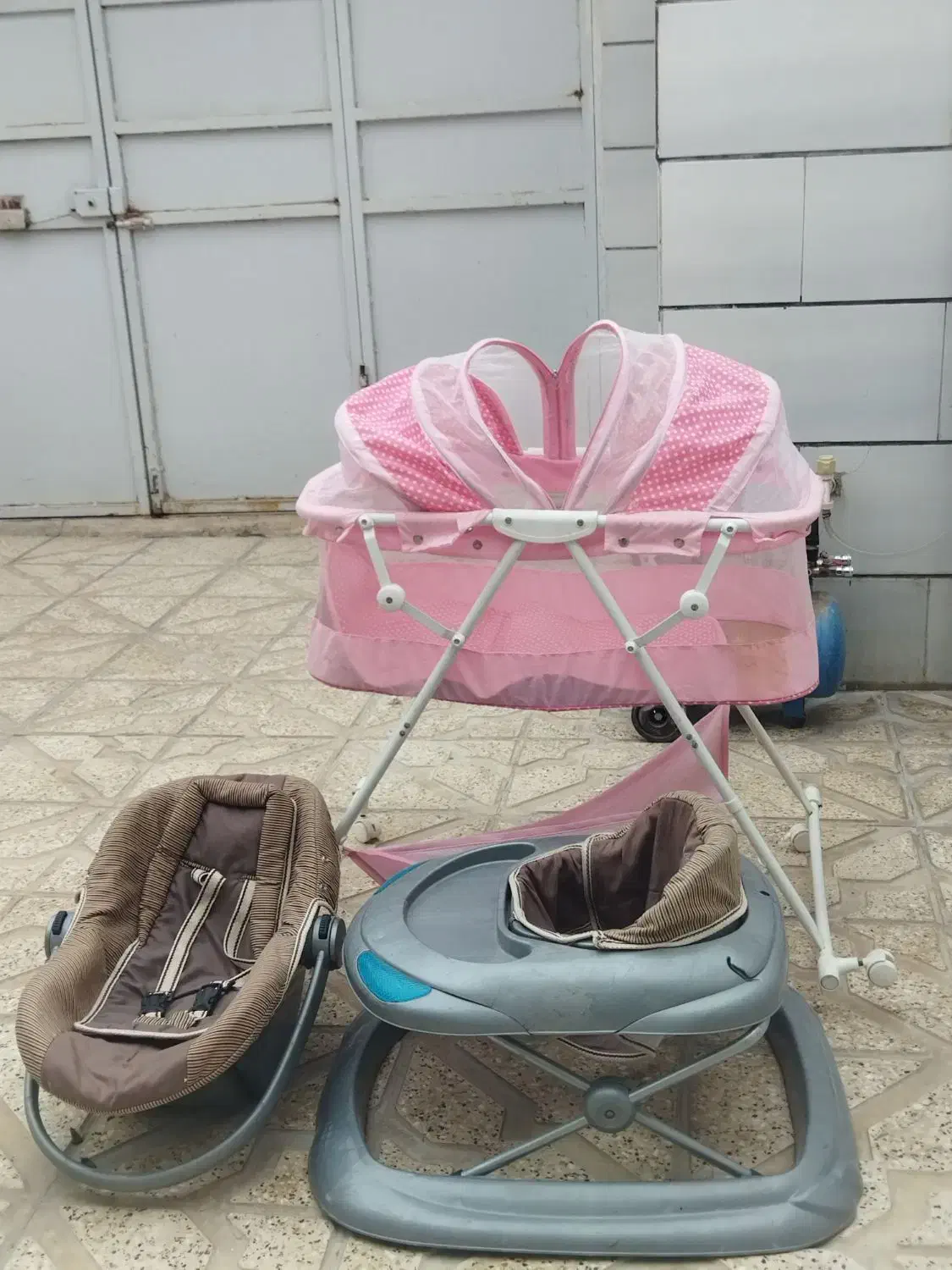 تخت  و کریر و روروئک|کالسکه و لوازم جانبی|بجنورد, |دیوار