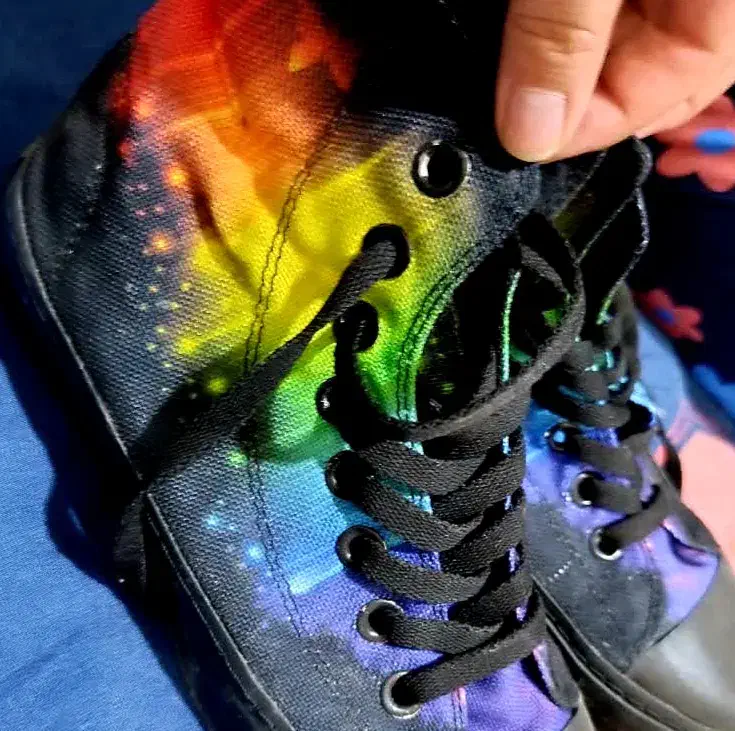 کفش کتونی|کیف، کفش، کمربند|کاشان, فین بزرگ|دیوار