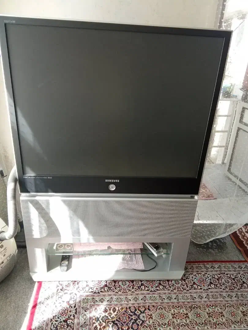 تلویزیون سامسونگ ۵۸ اینچ به همراه میز تلویزیون|تلویزیون و پروژکتور|نمین, |دیوار