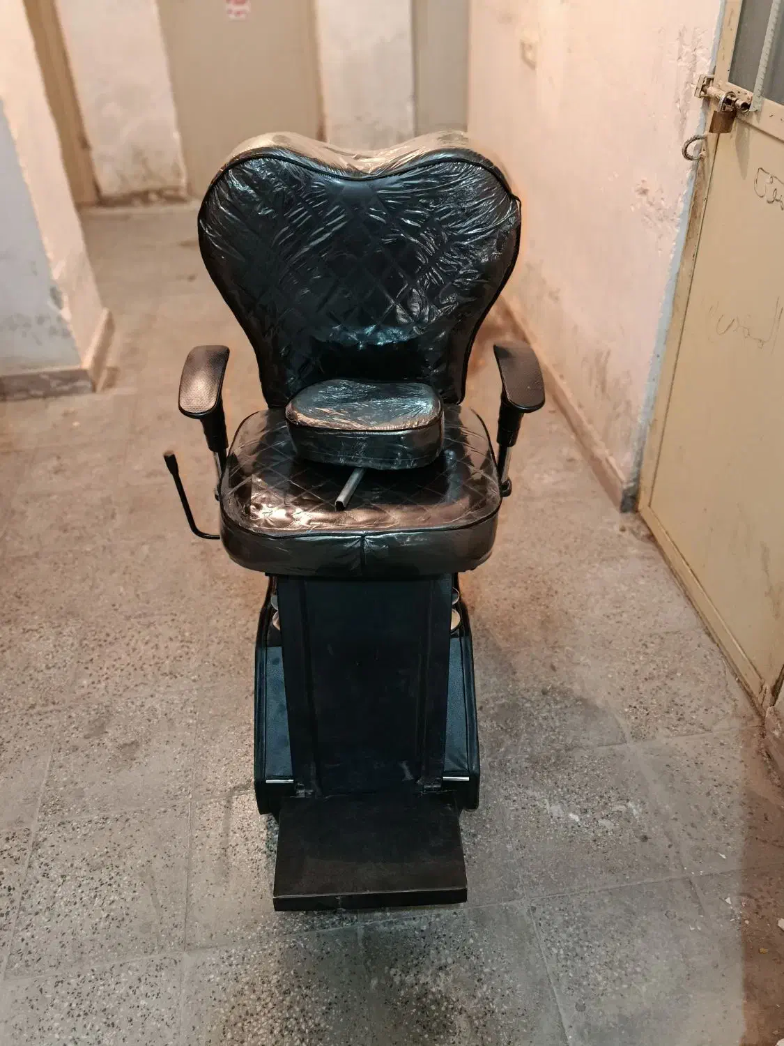 صندلی آرایشگاهی|آرایشگاه و سالن‌های زیبایی|بروجرد, |دیوار