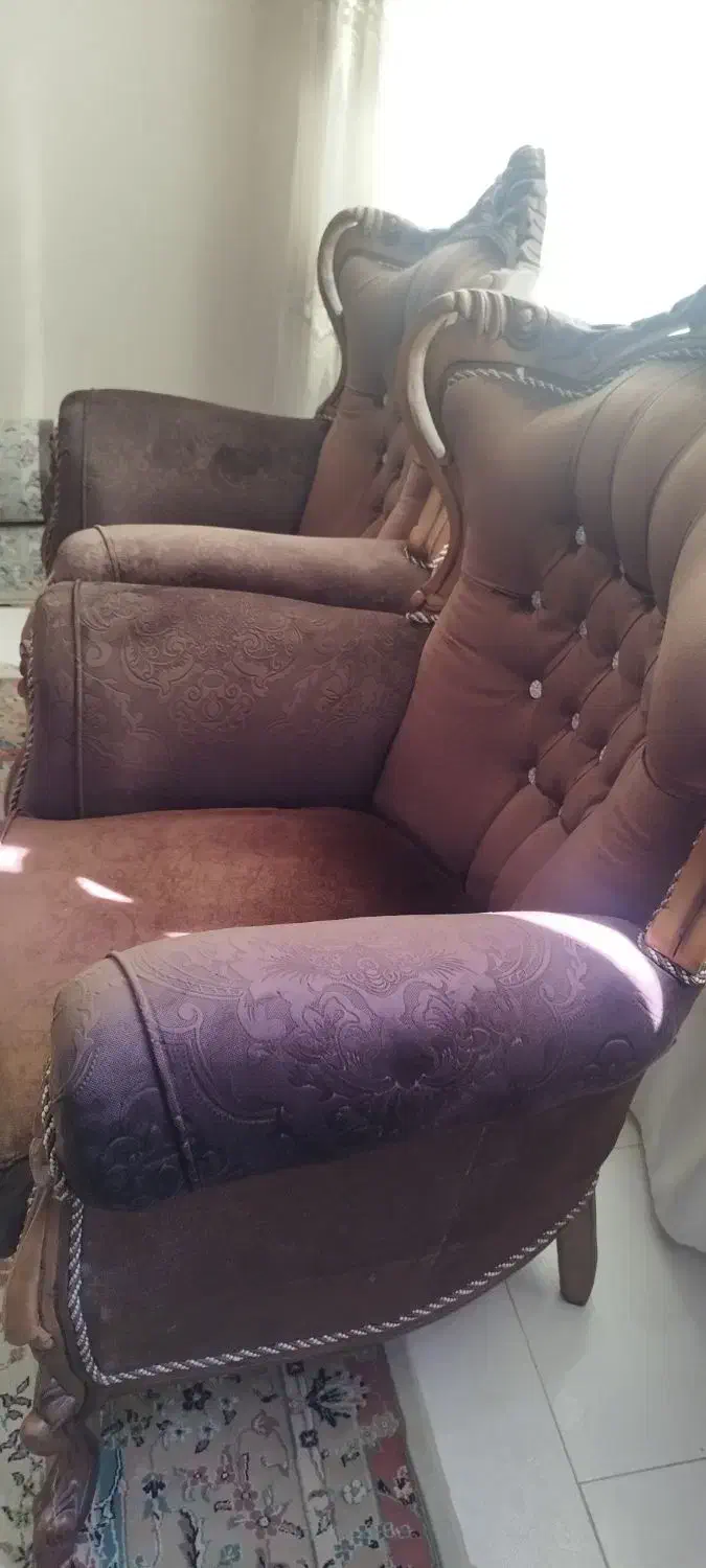 فروش فوری یکدست مبل سلطنتی و یکدست مبل راحتی|مبلمان خانگی و میز عسلی|اصفهان, عباسآباد|دیوار