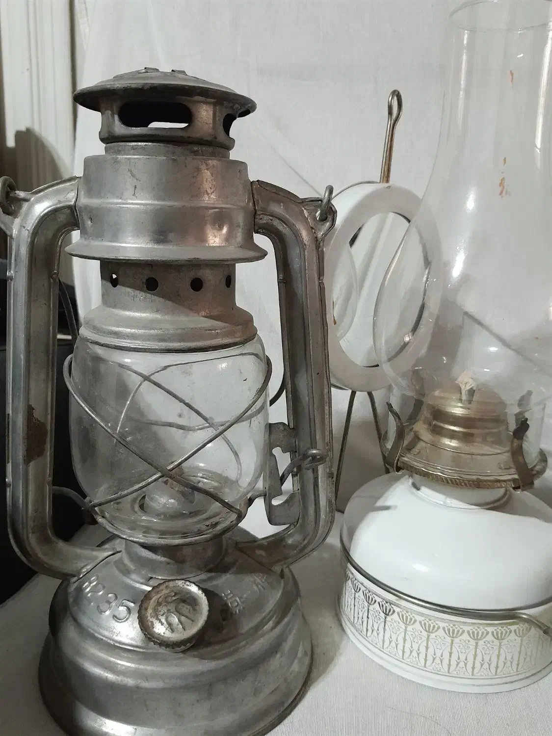 چراغ نفتی و فانوس|کلکسیون اشیاء عتیقه|لنجان, |دیوار