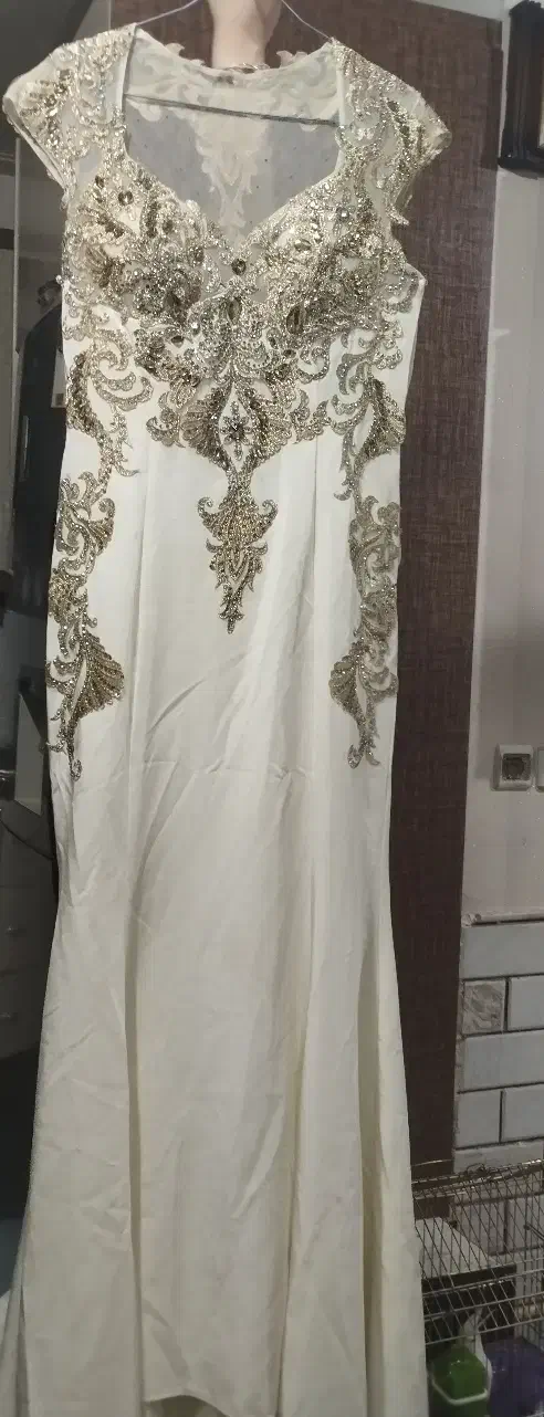 لباس مجلسی|لباس|قم, قلعه عموحسین|دیوار