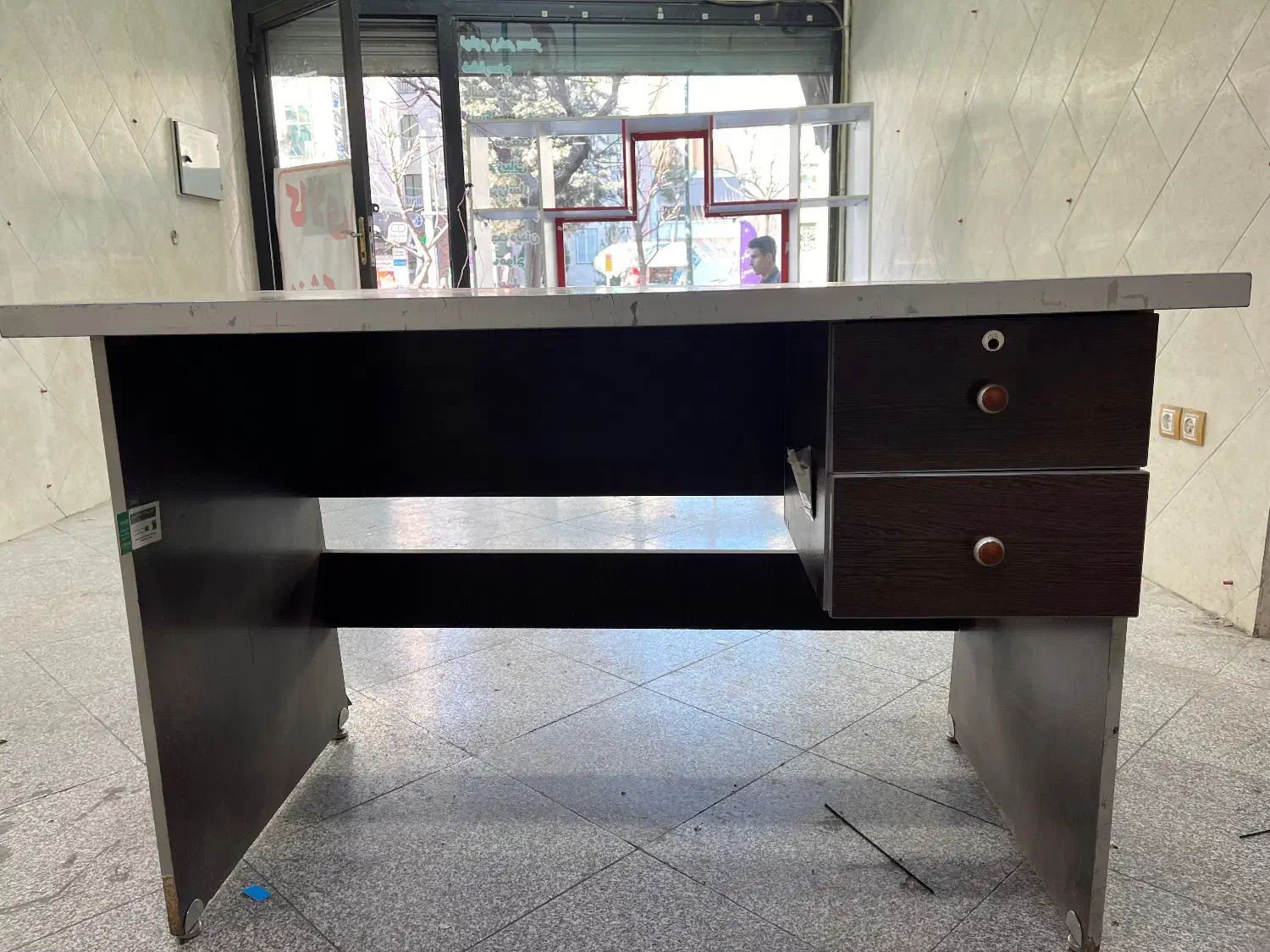 میز|مبلمان اداری|کرج, اصفهانی‌ها|دیوار