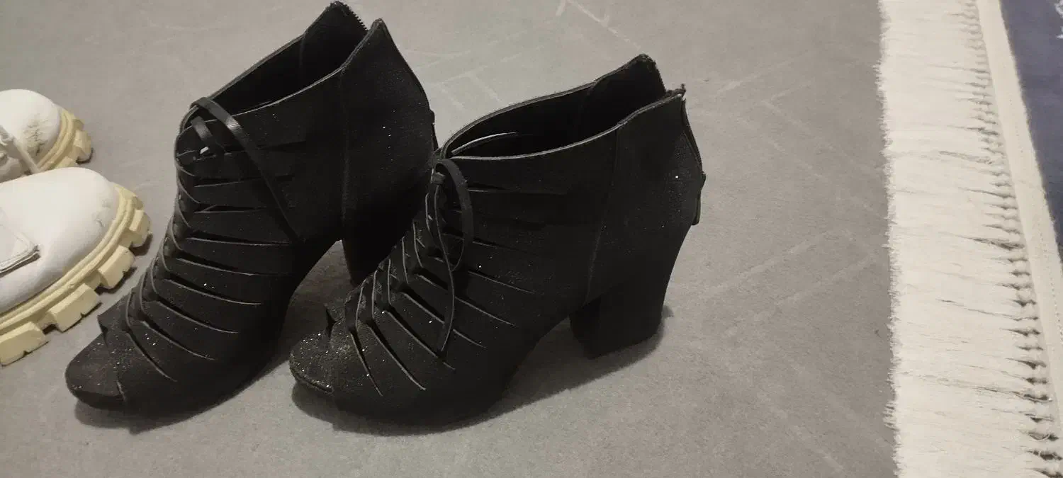 چند جفت کفش|کیف، کفش، کمربند|دورود, |دیوار