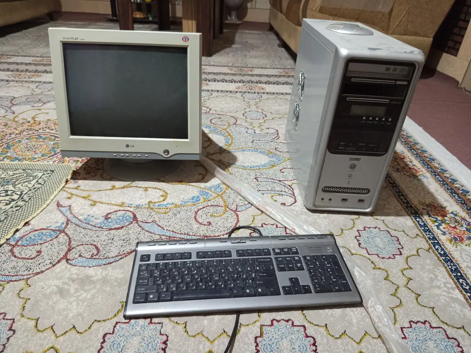 یک دستگاه کامپیوتر با کیس و کیبورد|رایانه رومیزی|لار, |دیوار