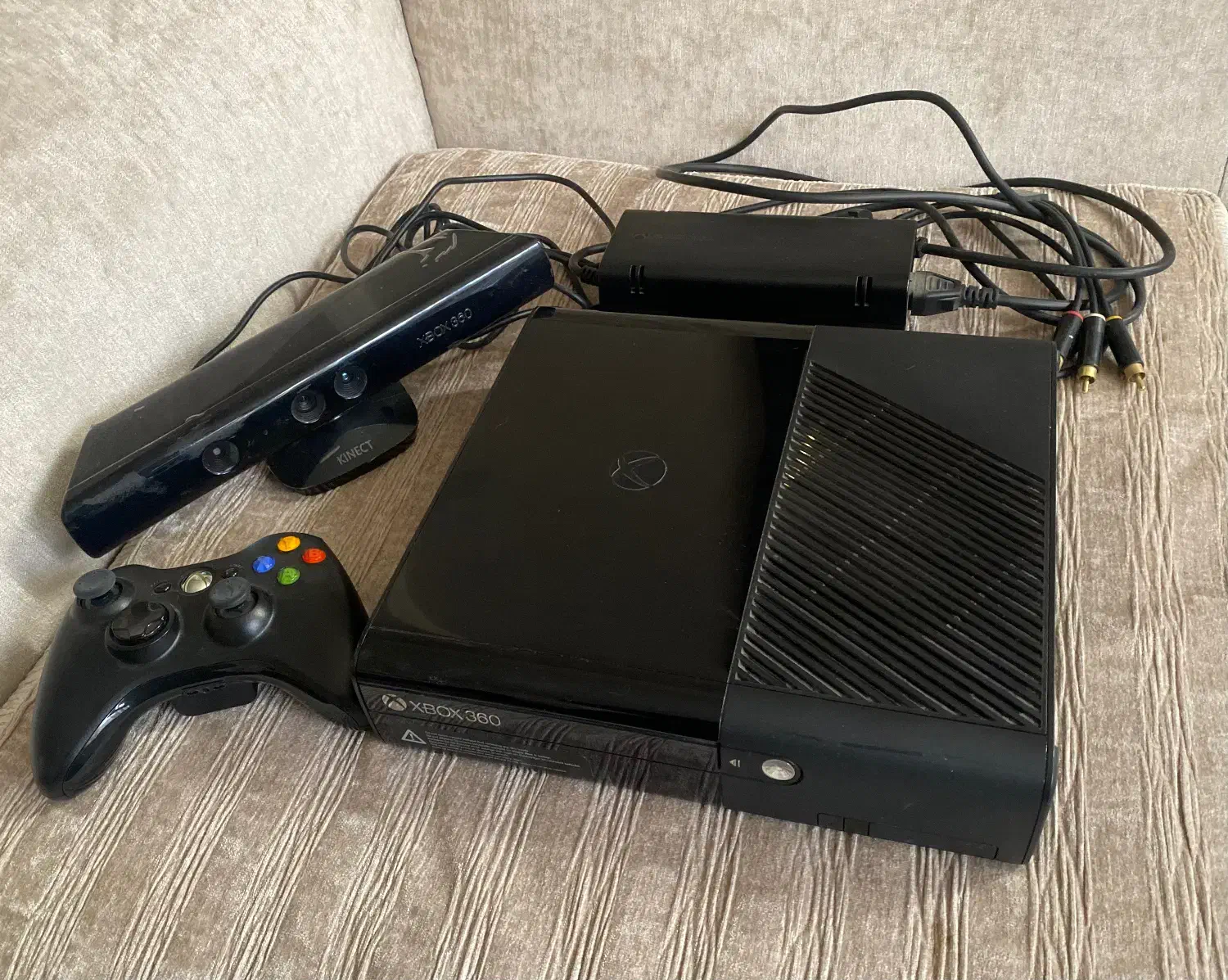 ایکس باکس همراه با دسته و کینکتXbox 360 super slim|کنسول، بازی ویدئویی و آنلاین|تهران, یوسفآباد|دیوار