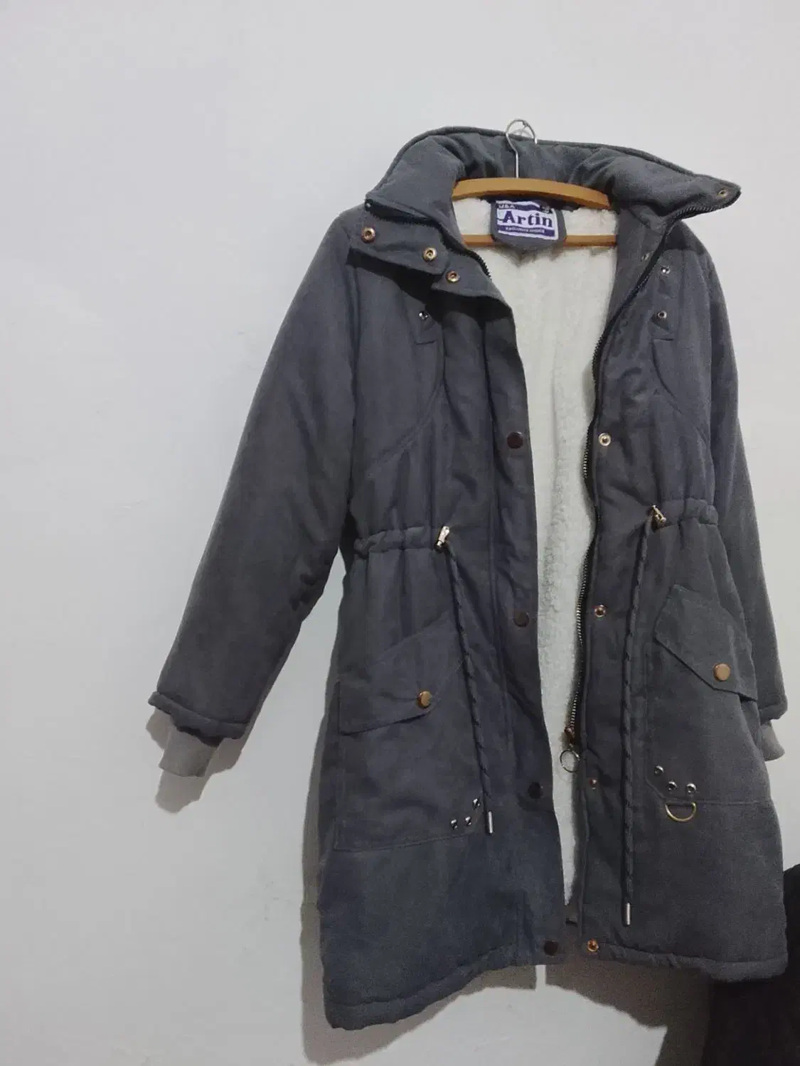 یک عدد کاپشن به فروش می‌رسد|لباس|شیراز, بهارستان|دیوار