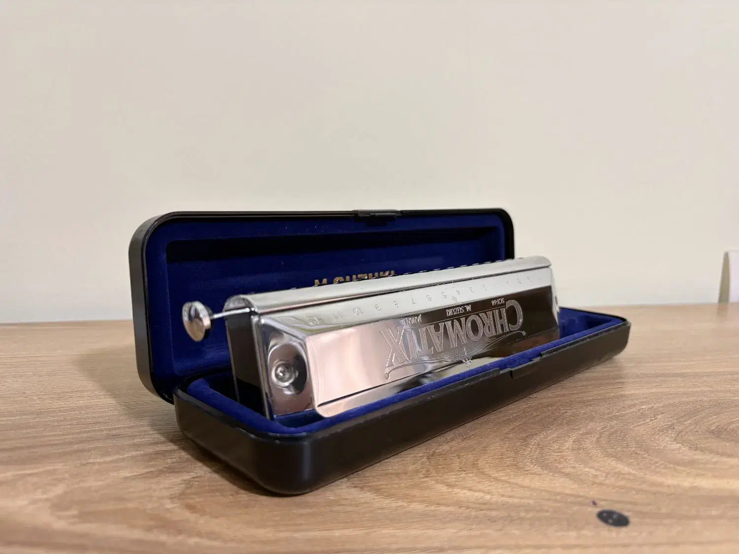 ساز سوزوکی ژاپن|سازهای بادی|شیراز, میرزاکوچک خان|دیوار