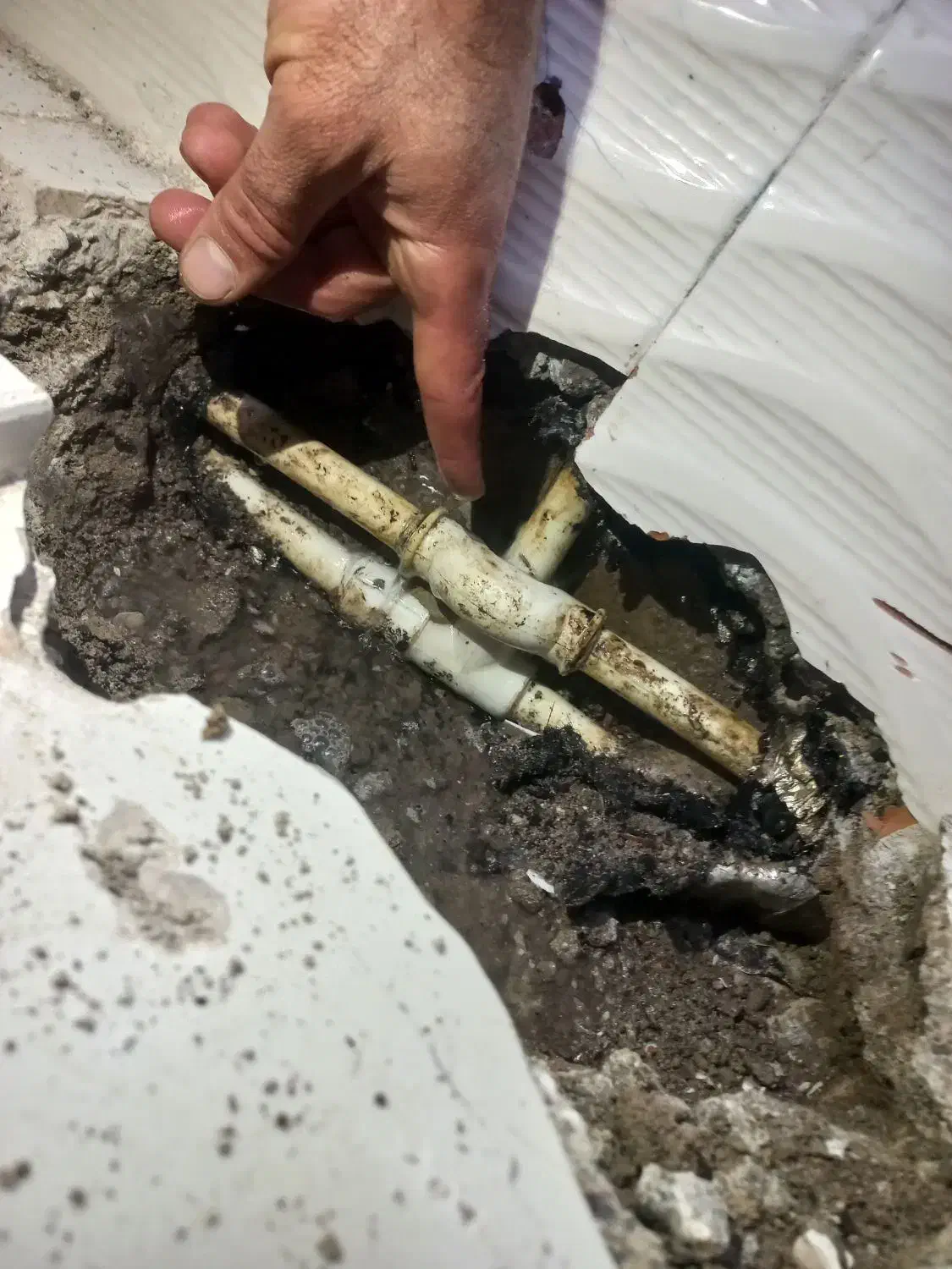 نشت یابی و لوله کشی و تعمییرات|خدمات پیشه و مهارت|تبریز, |دیوار