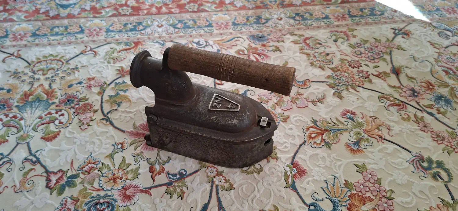 ۲ عدد اتو ذغالی عتیقه قدیمی آنتیک کلکسیونی بکر|کلکسیون اشیاء عتیقه|زنجان, |دیوار