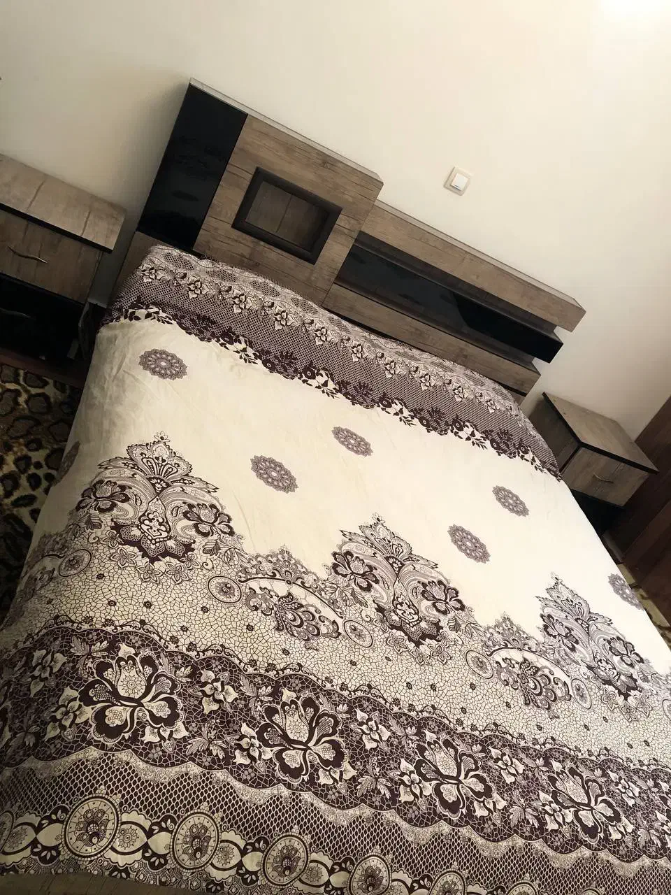 تخت دو نفره همراه با عسلی اینه ومیز|تخت و سرویس خواب|اردبیل, |دیوار