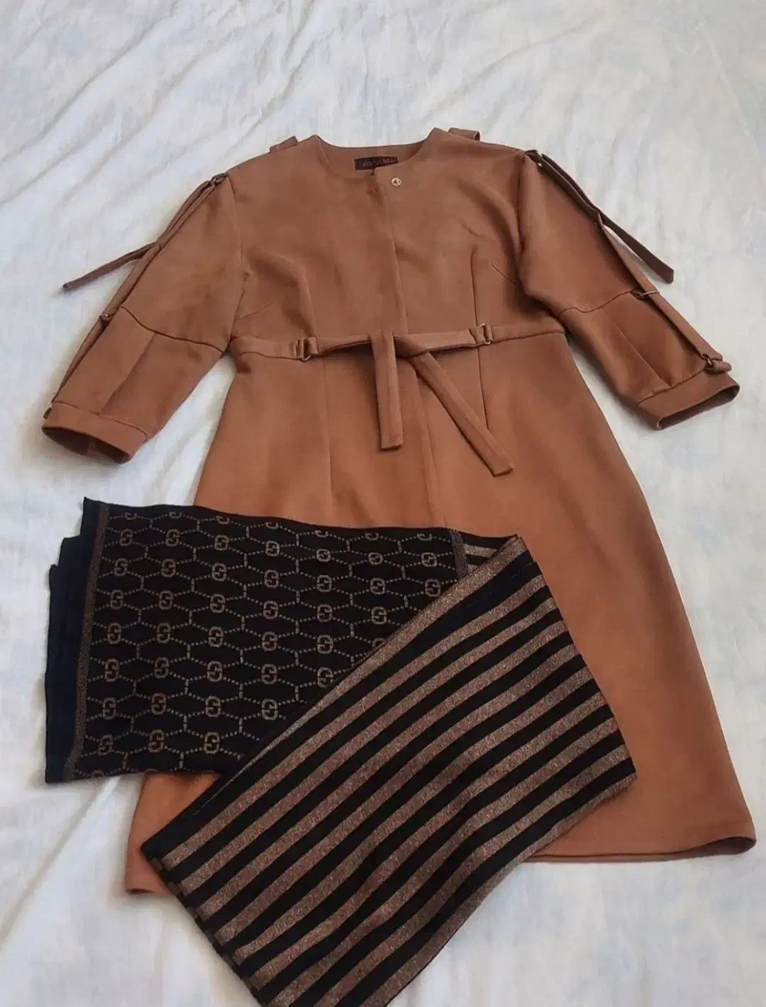 لباس ها همگی آکبند|لباس|هلیلان, |دیوار