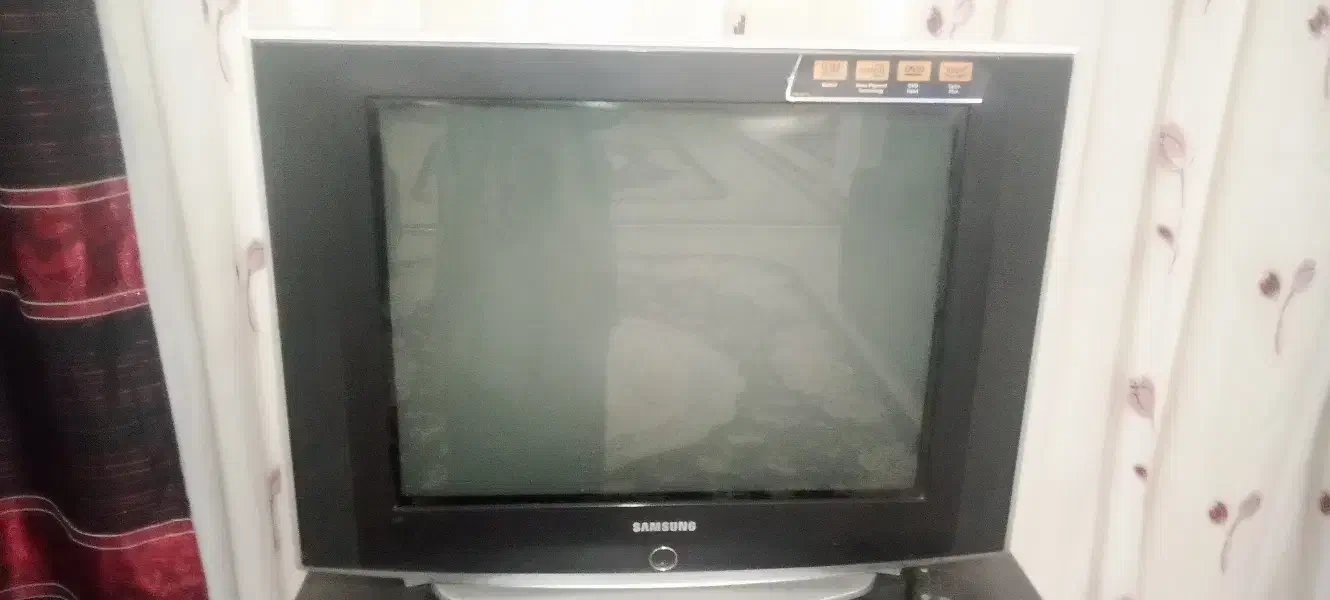 تلویزیون و زیر تلویزیونی|تلویزیون و پروژکتور|اندیشه, اندیشه فاز ۳|دیوار