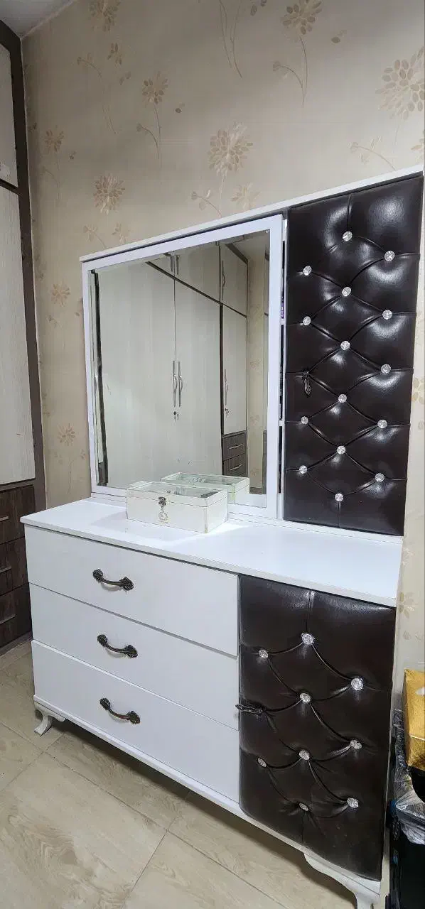 تخت دو نفره و میز آرایش بسیار سالم|تخت و سرویس خواب|ری, دیلمان|دیوار