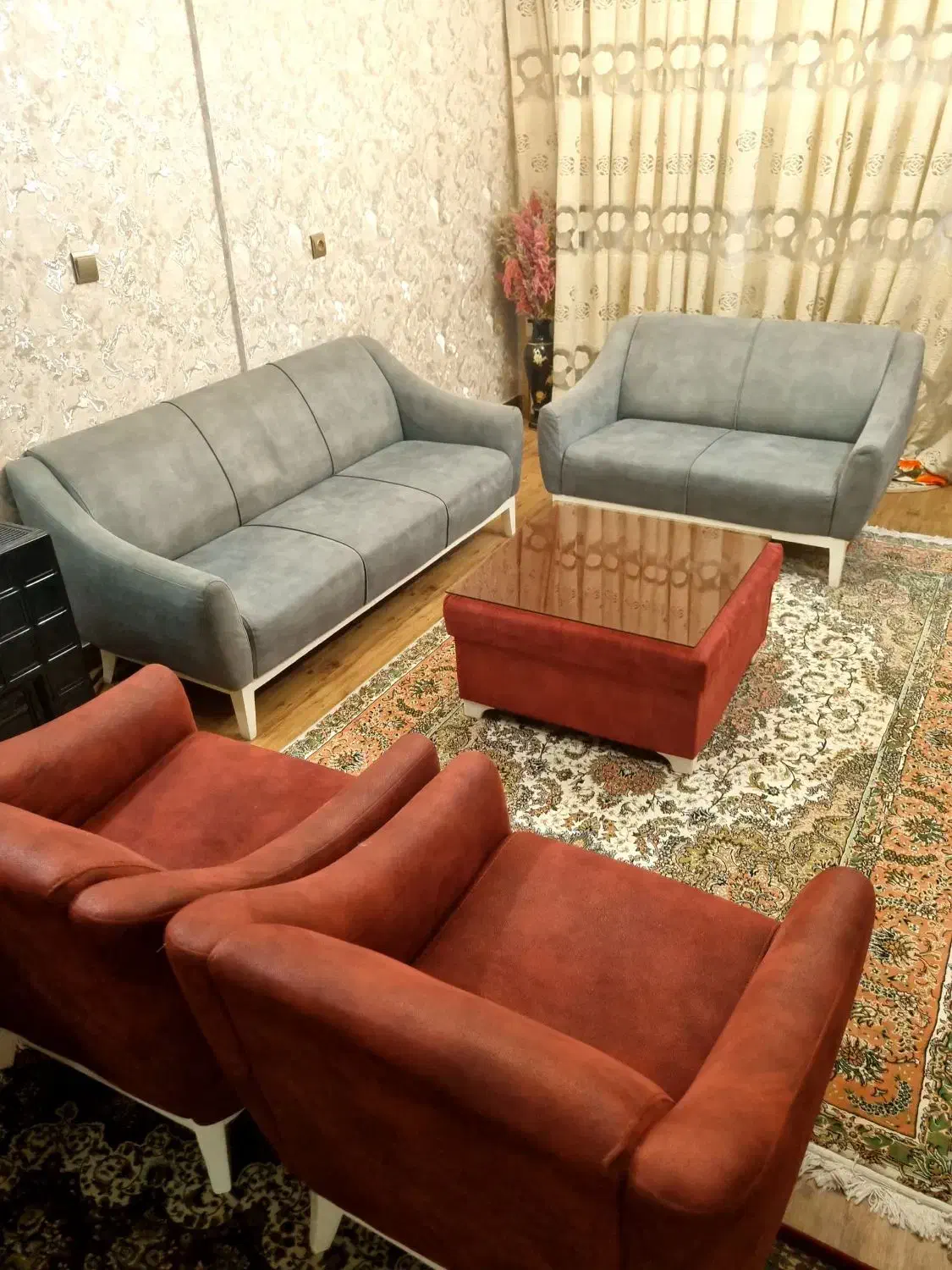 مبل ۷نفره با میز وسط کارکرده سالم|مبلمان خانگی و میز عسلی|تهران, تهرانسر مرکزی|دیوار