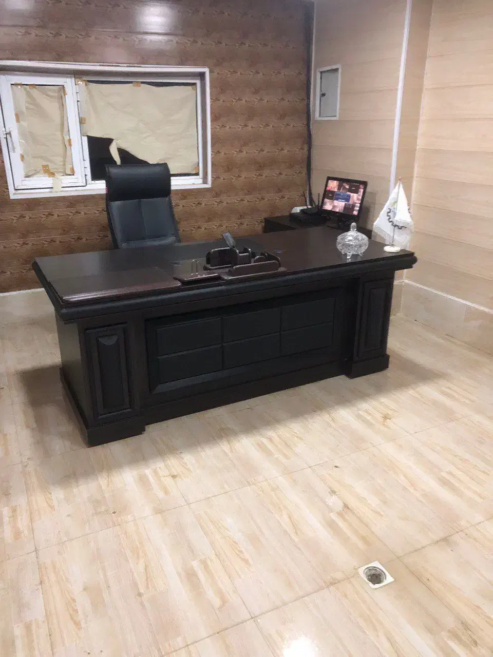 میز و صندلی اداری در حد صفر|مبلمان اداری|سلماس, |دیوار